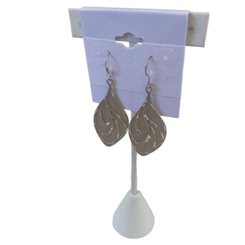 .Beautiful 925 Sterling Silver Vintage Etched Drop Leaf Earrings.